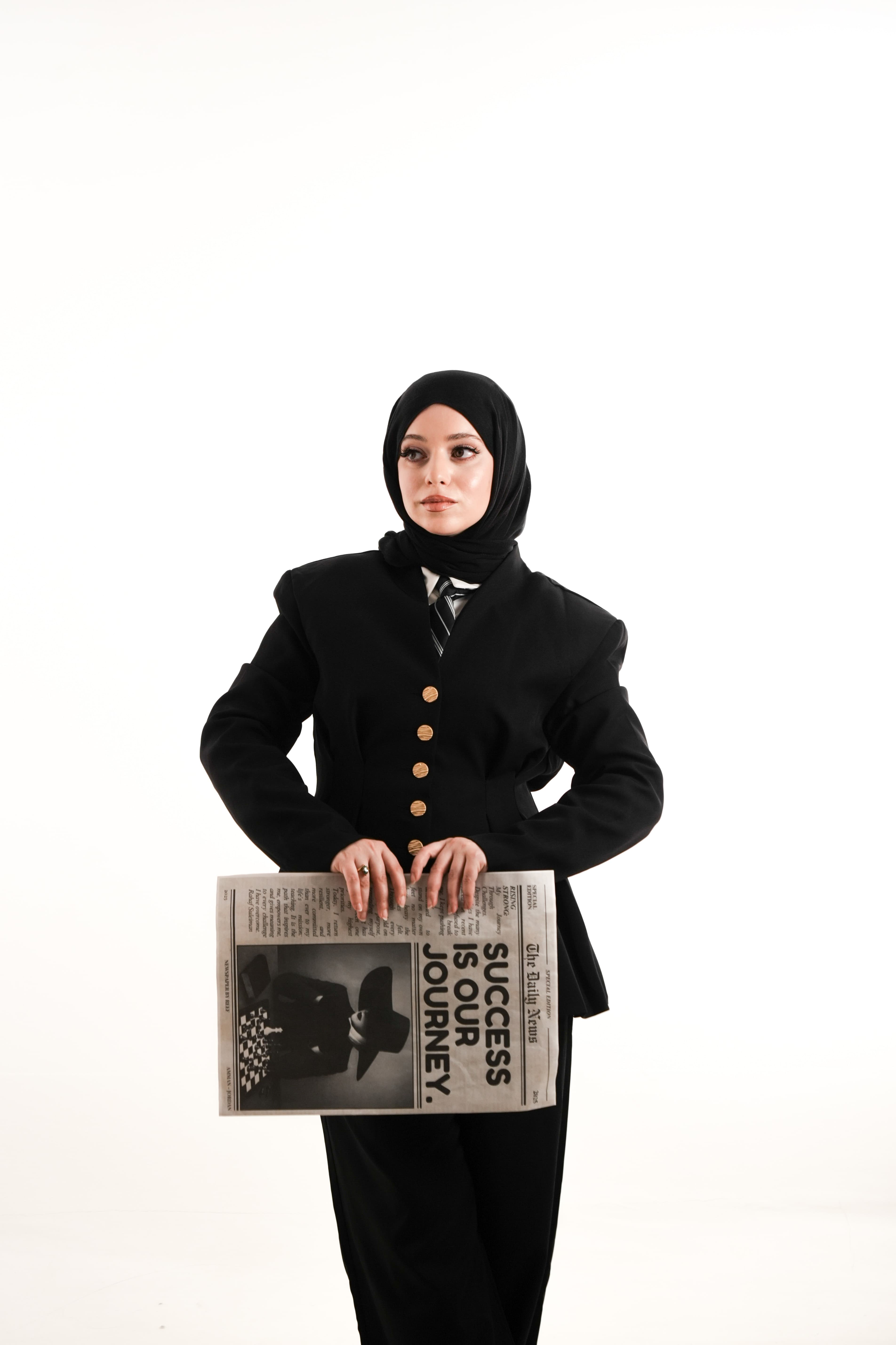 صورة من هوية CheckMate Academy تحمل صحيفة تعليمية
